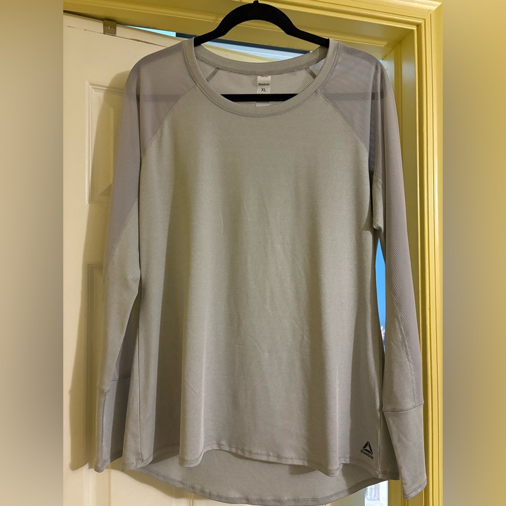 Reebok Meshback Women's Fit Gray Long Sleeve Running Shirt. “XL” EUC